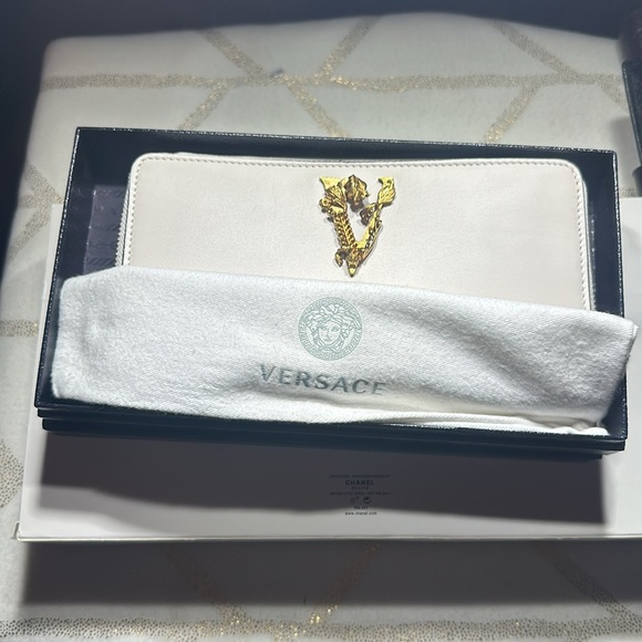 New white Versace wallets, elegant with dust bag and box - Picture 7 of 7